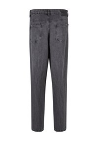 Jeans de mezclilla negra con un corte relajado, que cuentan con dos bolsillos traseros, costuras visibles y una etiqueta de cintura suave. Largo hasta la mitad de la pantorrilla.