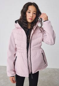 Pink dunjakke med hætte, med elastisk talje, lynlåslommer og sorte detaljer. Glat tekstur og quiltet design.