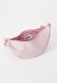 Rosa nylon belteveske med rund form, glidelås-lukking og justerbar stropp. Innvendig har den en etikett med merkevarenavnet "Molo."