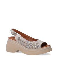 Peep-toe slingback-sandalen met een getextureerde, metallic-gepatenteerde bovenkant in lichte kleuren en een lichtbruine wigzool. Verstelbare gespband.