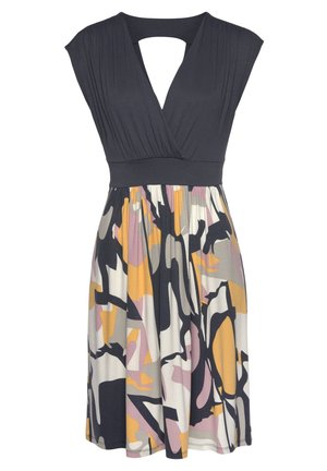 Robe sans manches avec un décolleté en V profond, haut uni de couleur sombre, et jupe plissée présentant un motif abstrait en moutarde, lavande, noir, blanc et gris.