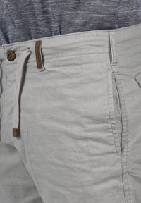 INDICODE JEANS IDMOSES LINEN MIX - Kratke hlače - light grey
