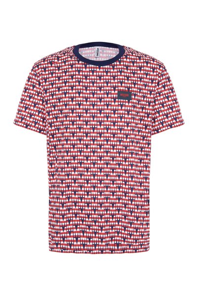 T-shirt a righe rosse, bianche e blu con scollo rotondo, maniche corte e un patch con logo. Il design presenta forme geometriche ripetitive.