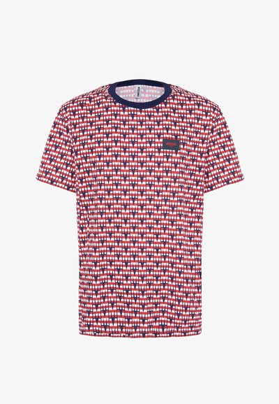 T-shirt a righe rosse, bianche e blu con scollo rotondo, maniche corte e un patch con logo. Il design presenta forme geometriche ripetitive.