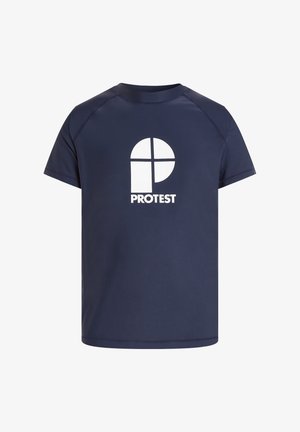 T-shirt bleu marine à manches courtes en tissu lisse, avec un grand logo blanc "PROTEST" sur le devant et des coutures contrastées.