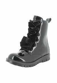 Stivaletto in pelle verniciata nera con lacci frontali, caratterizzato da fiocchi in velluto nero, suola spessa e linguetta sul retro.