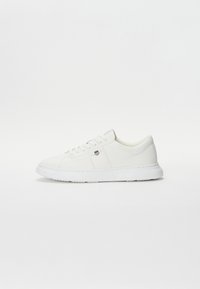 Sneaker bianco in pelle, con una texture liscia, punta arrotondata, design con lacci e suola in gomma a profilo basso con marchio discreto.