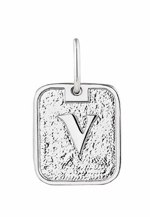 Colgante rectangular texturizado en plata con una letra "V" en relieve en el centro y un aro para sujetarlo a una cadena o pulsera.