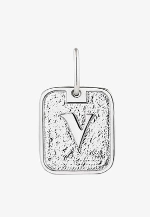Colgante rectangular texturizado en plata con una letra "V" en relieve en el centro y un aro para sujetarlo a una cadena o pulsera.