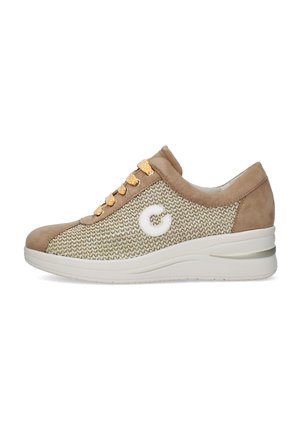 Sneaker beige in tessuto intrecciato con dettagli in camoscio color cognak, lacci gialli con motivo, suola bianca e logo circolare bianco sul lato.