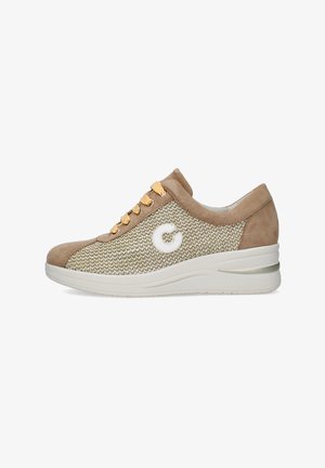Sneaker beige in tessuto intrecciato con dettagli in camoscio color cognak, lacci gialli con motivo, suola bianca e logo circolare bianco sul lato.