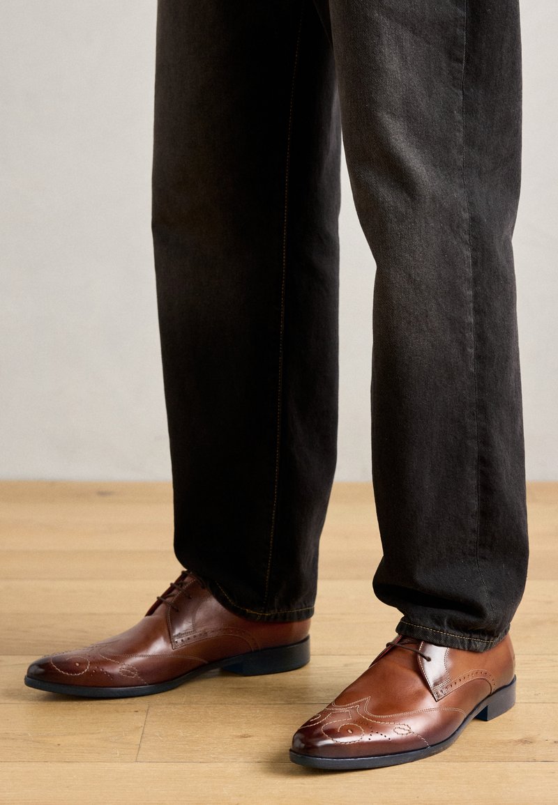 Melvin & Hamilton Toni 53 – Oxford Uomo In Pelle, Fatte A Mano, Con Tacco A Blocco. Eleganza Classica.