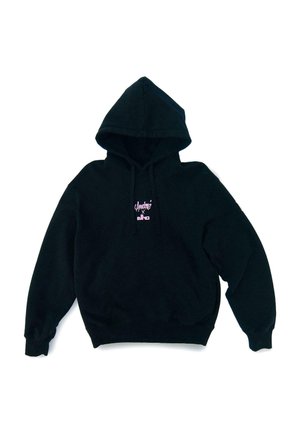 Hanorac negru cu glugă, dotat cu un buzunar frontal, cu manșete și tiv râs. Prezentăm un text logo roz pe piept. Material din amestec de bumbac.