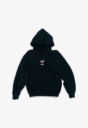 Hanorac negru cu glugă, dotat cu un buzunar frontal, cu manșete și tiv râs. Prezentăm un text logo roz pe piept. Material din amestec de bumbac.