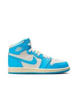 Sneaker alta con pannelli in pelle bianca e blu brillante, lacci bianchi, suola intermedia beige e suola blu, con logo Air Jordan sul colletto.