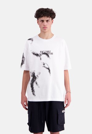 KOQS HISTROY - Print T-shirt - bright white