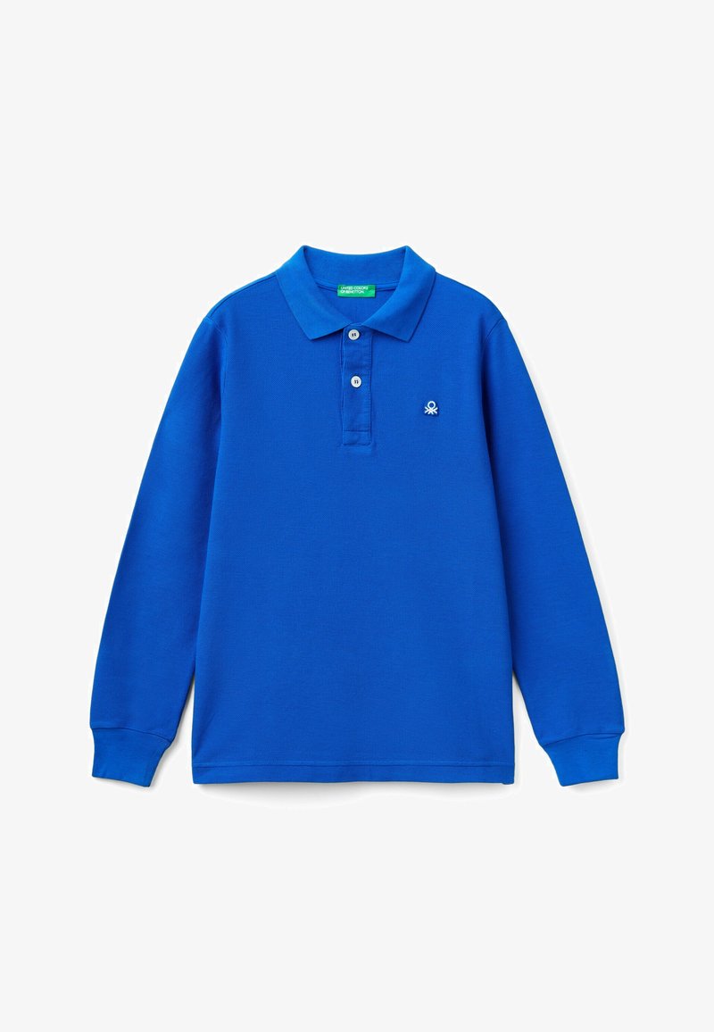 Blaues Langarm-Polohemd mit Kragen, zwei-Knopf-Leiste und kleinem gesticktem Logo auf der linken Brust. Glatte Baumwolltextur.