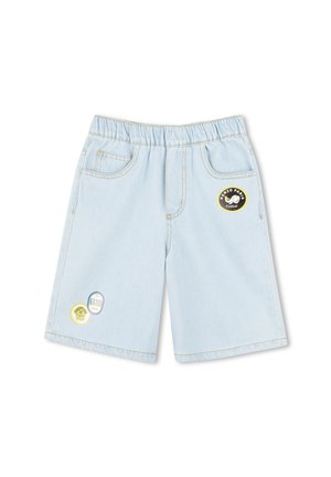 Shorts en denim bleu clair avec une taille élastique, deux poches avant et trois patchs brodés en jaune, noir et bleu.