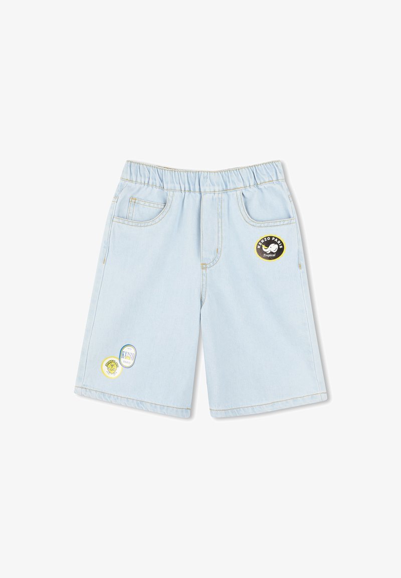 Lichtblauwe denim shorts met een elastische tailleband, twee voorzakken en drie geborduurde patches in geel, zwart en blauw.