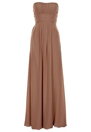 Robe longue marron sans bretelles avec un corsage froncé et une taille marquée, s’écoulant en une jupe longue plissée.