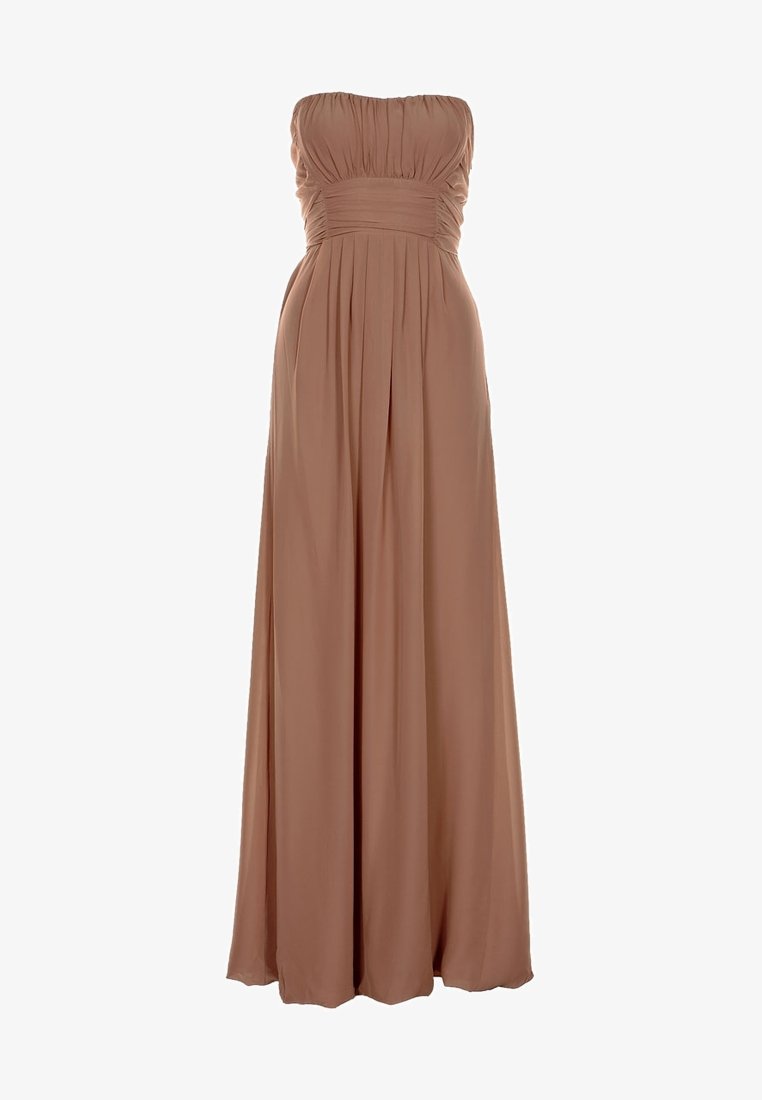 Robe longue marron sans bretelles avec un corsage froncé et une taille marquée, s’écoulant en une jupe longue plissée.