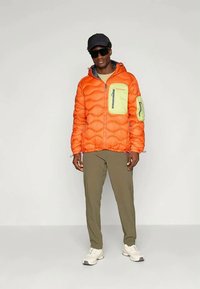 Peak Performance HELIUM UTILITY HOOD JACKET - Puhovka - solar burst/crystal green