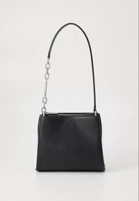 Schwarze Lederhandtasche mit glatter Textur, einem verstellbaren einzelnen Riemen mit silbernen Kettengliedern und einem oberen Reißverschluss mit Logo-Detail.