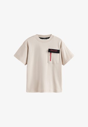 T-shirt beige a maniche corte con tasca sul petto con zip rossa e pattina nera con la scritta "BAKER" in lettere rosse.