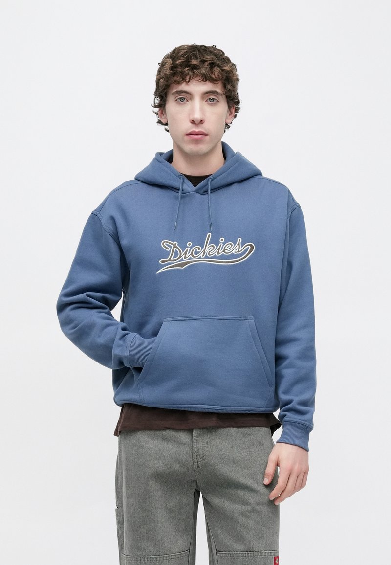 Felpa con cappuccio in cotone blu con tasca frontale, cappuccio con coulisse regolabile e logo "Dickies" ricamato in bianco e giallo. Tessuto strutturato.
