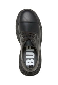 Zapatos de cuero negro con punta redondeada, diseño con cordones, suela de goma texturizada y un logotipo visible en la plantilla.