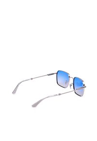 Lunettes de soleil à monture argentée avec verres carrés dégradés bleus et branches métalliques fines reposant sur fond blanc.