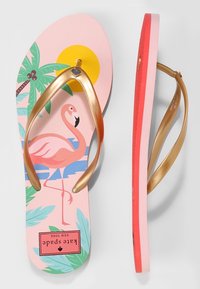 Blommiga flip-flops med en rosa bas, gyllene remmar och en flamingodesign. Sålen är texturerad och undersidan är korallfärgad.