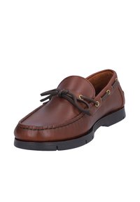 Zapato de barco de cuero marrón con punta redondeada, cordones decorativos y acentos de hardware en tono dorado. Suela de goma para tracción y durabilidad.