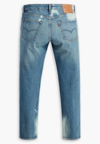 Vaqueros de mezclilla azul claro con corte recto. Presentan un parche de cuero en la cinturilla, dos bolsillos traseros y un ligero desgaste.