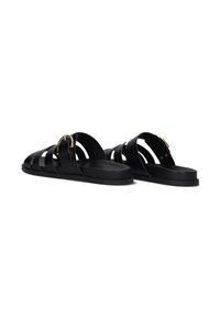Zwarte leren sandalen met een platte, gestructureerde zool. Voorzien van kruislings gespen en een goudkleurige sluiting aan de zijkant.