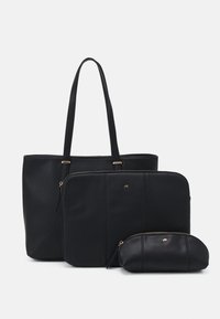 Sac fourre-tout noir avec longues poignées et compartiment zippé ; comprend une pochette assortie et une housse pour ordinateur portable ; texture lisse, design minimaliste.