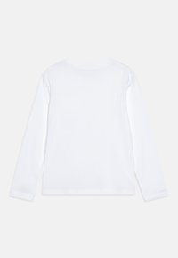 Biała koszulka z długim rękawem, wykonana z bawełny, z okrągłym dekoltem i miękką, gładką fakturą. Prosty, jednolity kolor bez wzorów.
