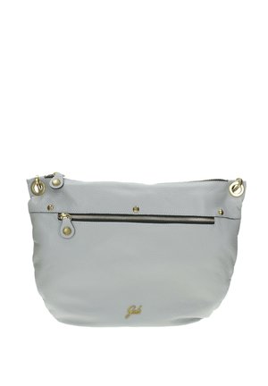 Bolso de hombro de cuero gris claro con cremallera dorada, ojales metálicos para la correa y pequeño detalle de logo dorado en el centro delantero.