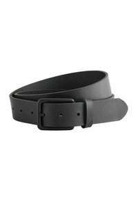 Ceinture en cuir noir avec une finition mate, boucle en métal rectangulaire et plusieurs trous pour des ajustements. Texture lisse et design simple.