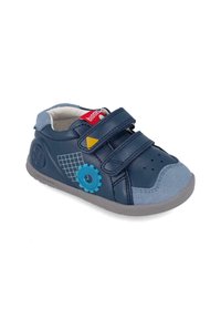 Zapatilla infantil de color azul marino con dos correas de Velcro, detalles en gris y diseño decorativo de engranajes azules. Punta de gamuza y detalle lateral estampado.