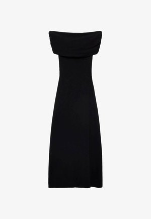 Off-the-shoulder zwarte jurk, strak om het lichaam, vloeiende rok, zachte stof, gladde textuur en een rechtlijnige silhouet.