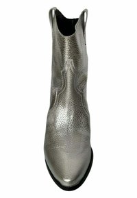 Botines plateados de cuero texturizado, con una punta afilada y elegante y un sutil bordado decorativo en los lados.