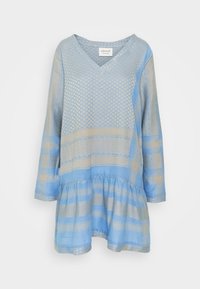 Błękitna tunika z długimi rękawami, dekoltem w kształcie litery V, o różnych fakturach i wzorach, z rozkloszowanym dołem i subtelnymi złotymi akcentami w całej koncepcji.