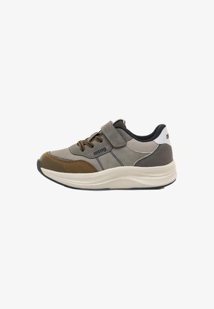 Zapatilla deportiva gris con parte superior de ante y malla, correa de velcro, acentos marrones y una media suela blanca texturizada. Diseño de bajo perfil.