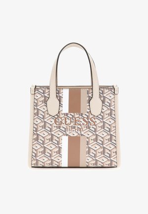 Beige und braune gemusterte Guess Tote Bag mit geometrischem Muster, doppelten oberen Griffen und einem vertikalen Streifen mit dem Markennamen und "EST. 1981".