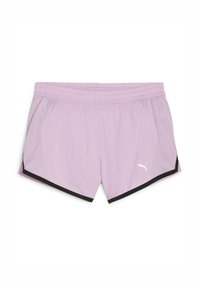 Lys lilla atletiske shorts med et mesh-mønster; har en sort kant, sidelommer og et hvidt logo på forsiden. Elastisk talje.