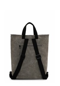 Pilkas kuprinės modelis, pagamintas iš tekstūruotos medžiagos, su dviem viršutiniais rankenomis, reguliuojamais juodais diržais ir priekyje esančiu užtrauktuku.