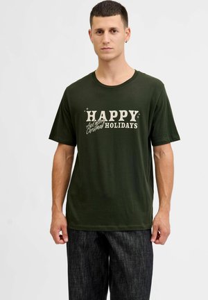 Donkergroen katoenen T-shirt met een witte grafische tekstontwerp dat "HAPPY And Merry Christmas HOLIDAYS" leest. Korte mouwen, ronde hals.