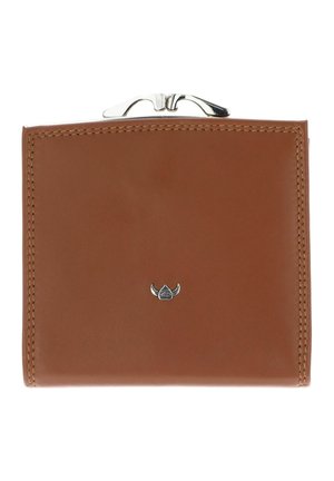 Portefeuille en cuir marron avec fermoir argenté et petit logo métallique centré sur le devant, avec des coutures détaillées le long des bords.