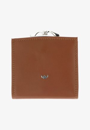 Portefeuille en cuir marron avec fermoir argenté et petit logo métallique centré sur le devant, avec des coutures détaillées le long des bords.